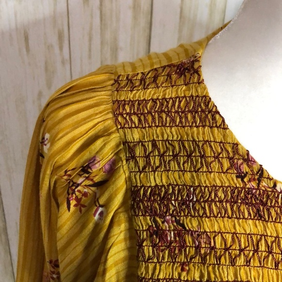 ACOS & A color gold size medium women’s top - Picture 6 of 11